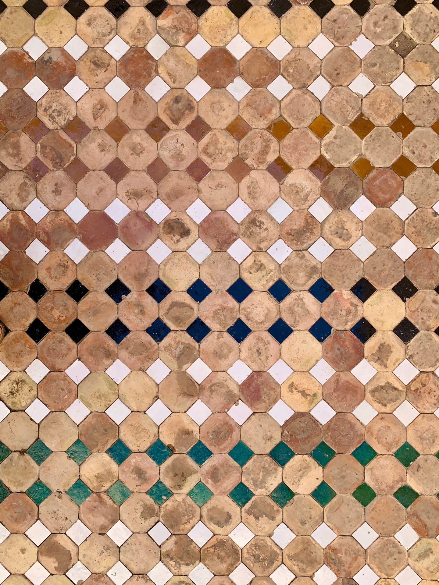Suelo de zellige octogonal con acentos de color
