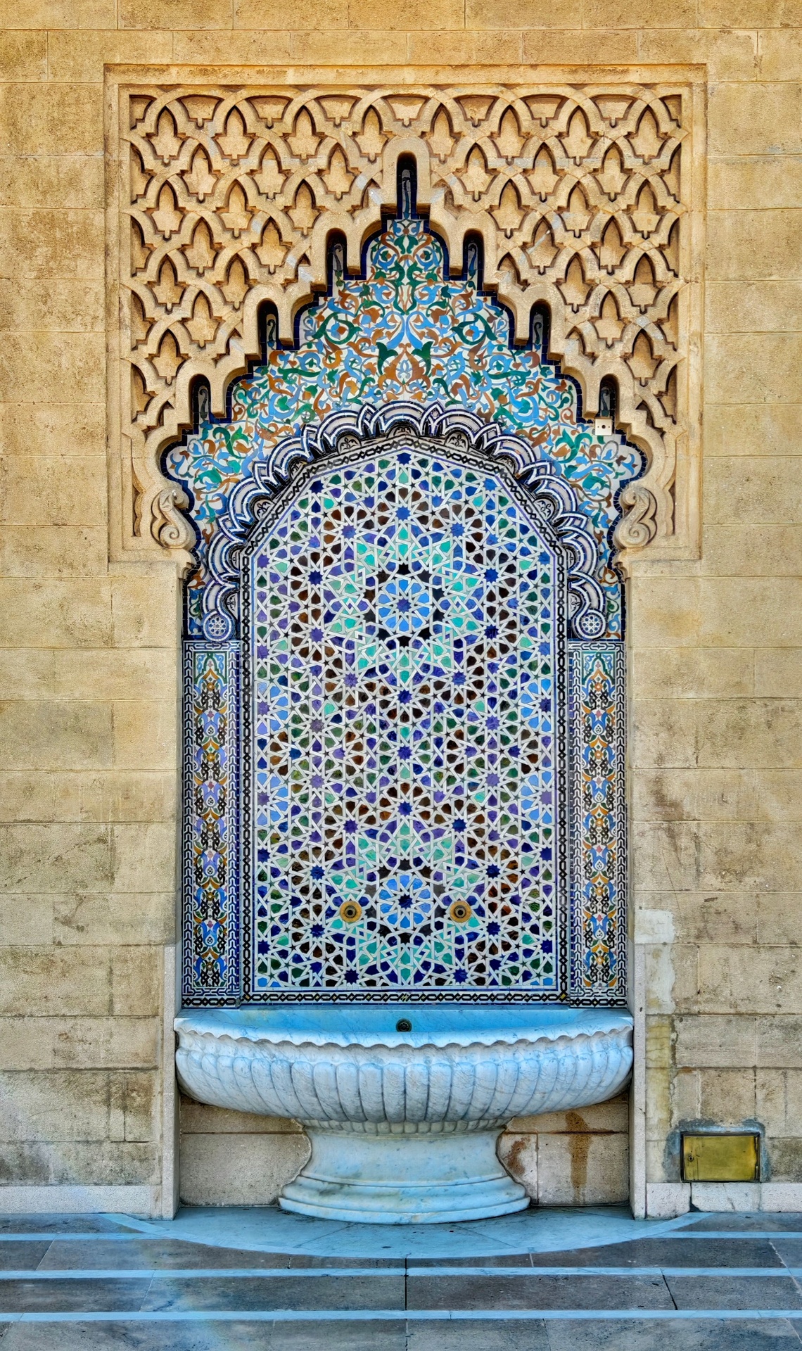 Fuente ornamental de zellige en pared