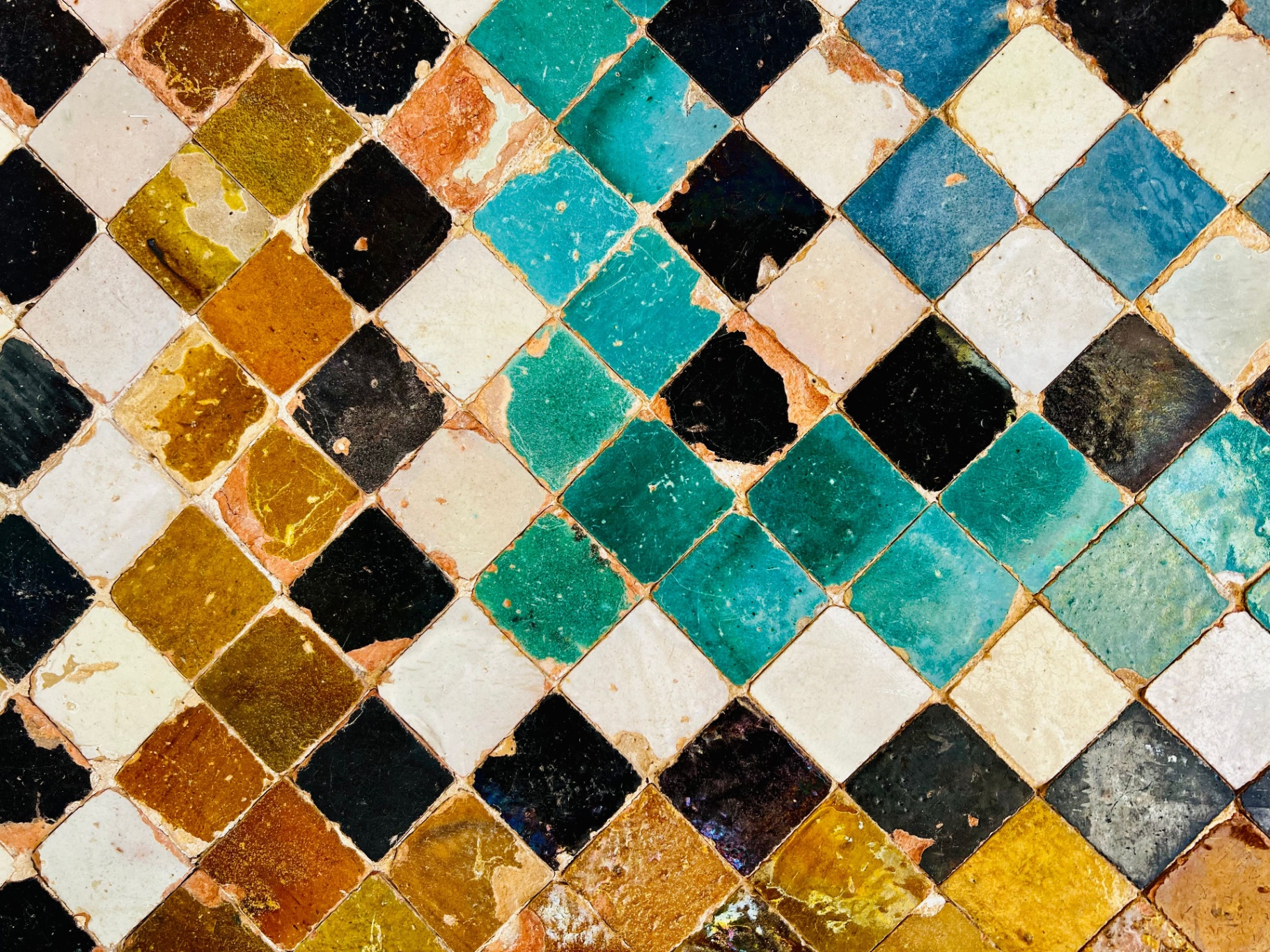 Mosaico de zellige policromado en damero